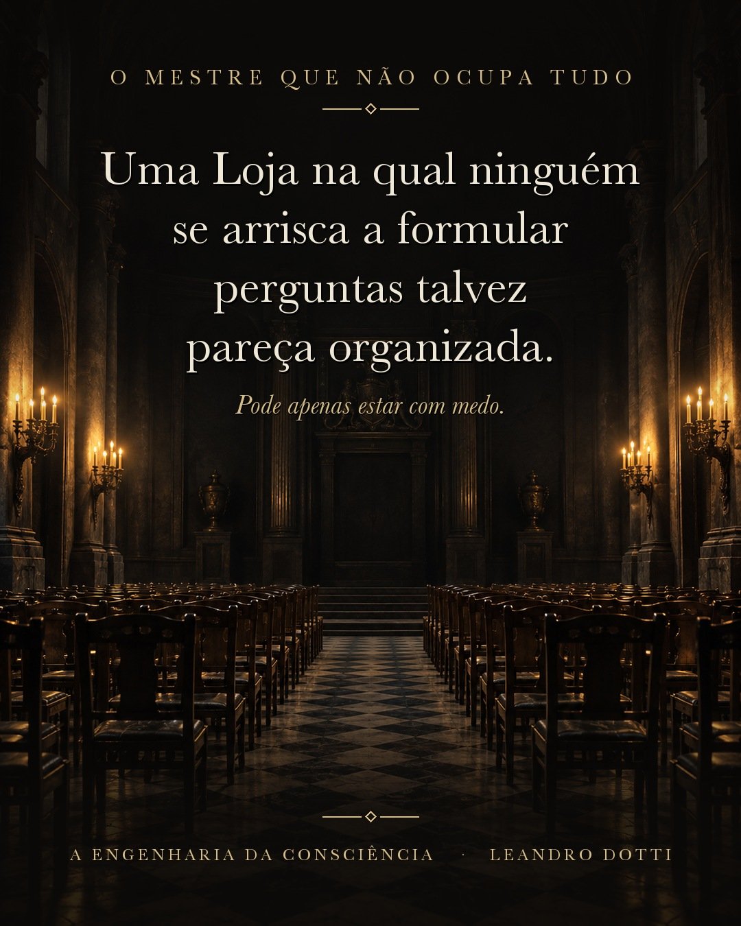 Salão de pedra escura com fileiras de cadeiras de madeira vazias e perfeitamente alinhadas sobre piso xadrez, sob luz dourada fraca.