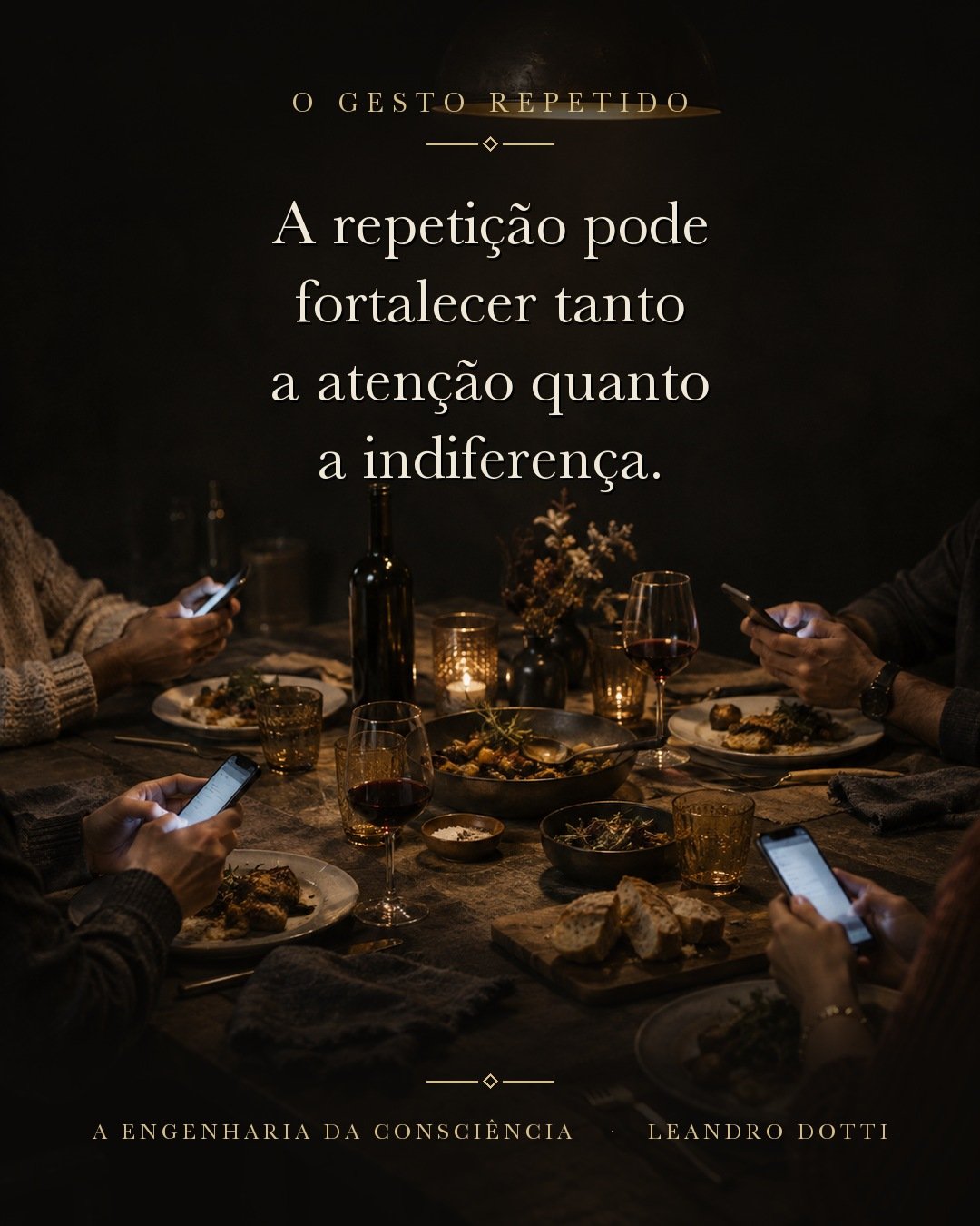 Mesa de jantar de família à noite vista de cima, pratos servidos e mãos segurando celulares de tela acesa, sem rostos visíveis.