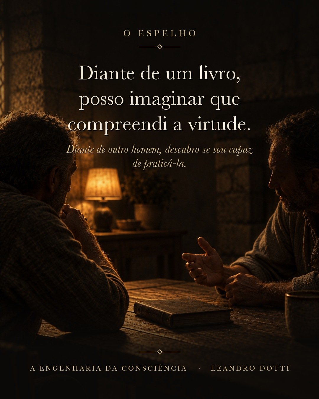 Dois homens conversando numa mesa de madeira à luz de um abajur; um fala e o outro escuta com atenção, com um livro fechado entre eles.