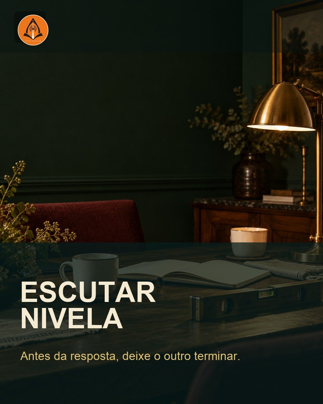 Nível de obra de madeira junto de um caderno aberto e duas xícaras claras sobre uma mesa, iluminados por uma luminária de latão diante de parede verde-escura, com o logo Papo Maçom no acabamento da capa.