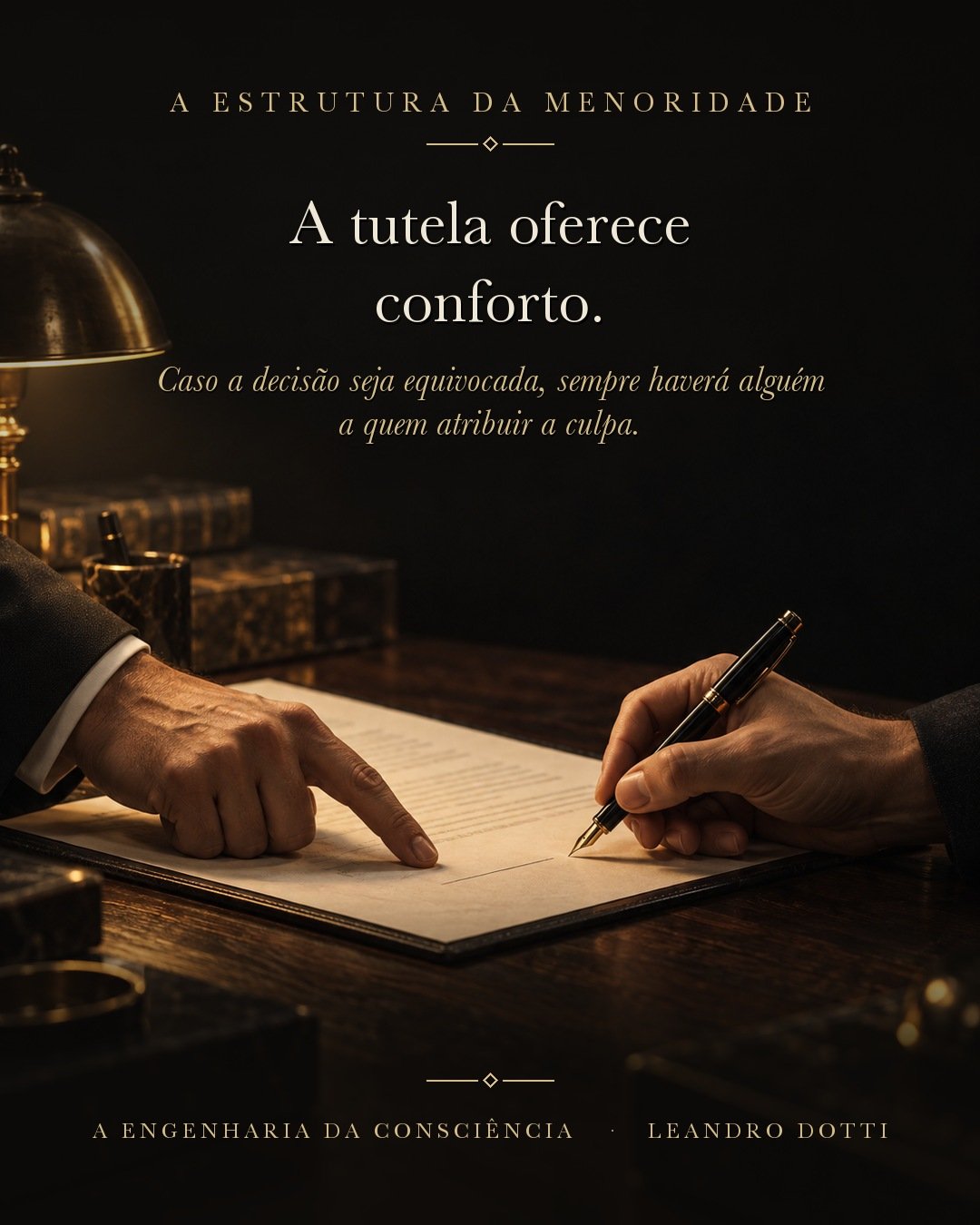 Mão de um homem segurando uma caneta sobre um documento numa mesa escura, enquanto outra mão, de terno, aponta o lugar da assinatura, sob luz dourada de luminária.
