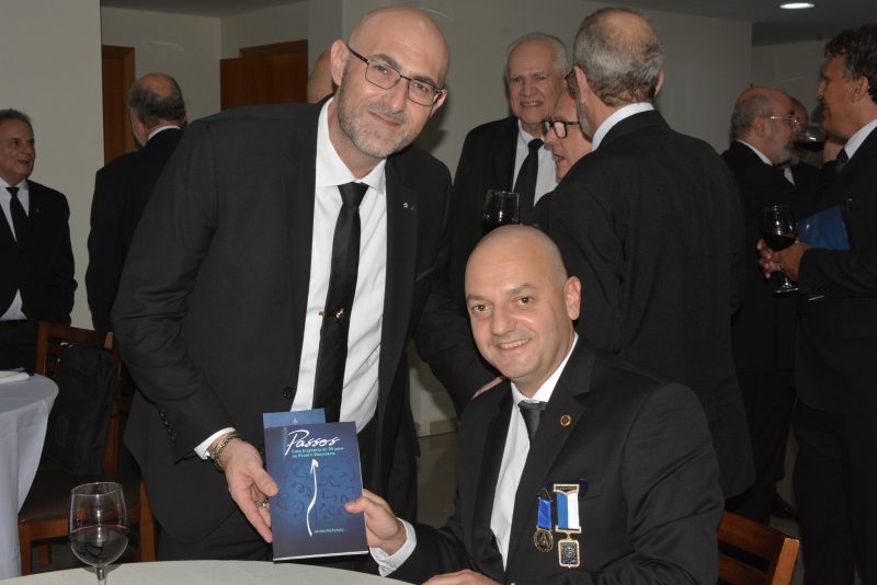 Sessão Magna de Maçom Emérito do Irmão André Micheloto. Autógrafos do Livro escrito pelo Ir.'..